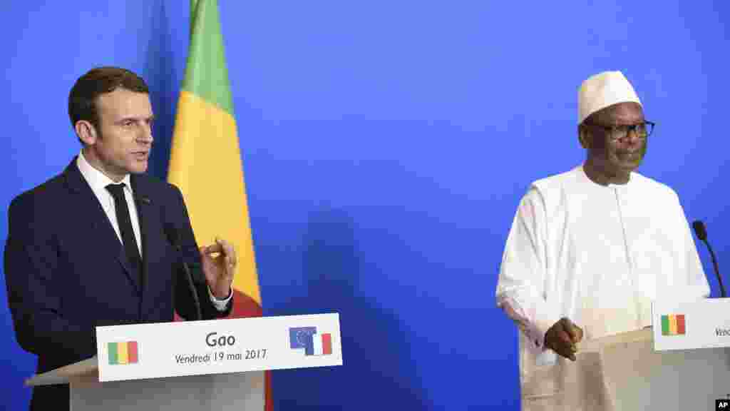 Shugaban Kasar Mali Abubacar Ibrahim Keita na tattauna tare da 'yan jarida tare shugaban kasar Faransa Emmanuel Macron a jihar Gao dake arewacin Mali, ranar Juma'a 19 ga watan Mayu shekarar 2017.
