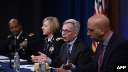 S leva: Brigadni general Majkl J. Tali, pukovnica Vendi Samons-Džekson, dr Nelson Majkl i dr Kajvon Modžarad tokom konferencije za novinare u Pentagonu, 5. marta 2020.
