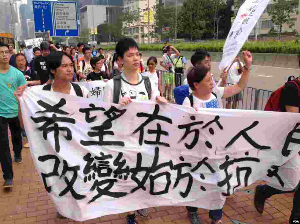 香港学联大专界罢课星期三继续在添马公园举行(美国之音图片/海彦拍摄)