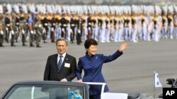 Presiden Korea Selatan Park Geun-hye didampingi Menteri Pertahanan Kim Kwan-jin dalam upacara peringatan hari jadi militer ke-65 (1/10). (AP/Jung Yeon-je)