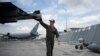 Крім пілотів, F-16 потребує складної наземної підтримки, кажуть аналітики. На фото капітан Девід Браун, позивний Спайсі, пілот винищувача F-16 ВПС США на Паризькому авіасалоні в Ле Бурже, на північ від Парижа, Франція, у вівторок, 20 червня 2023 року. (AP Photo/ Льюїс Джолі)