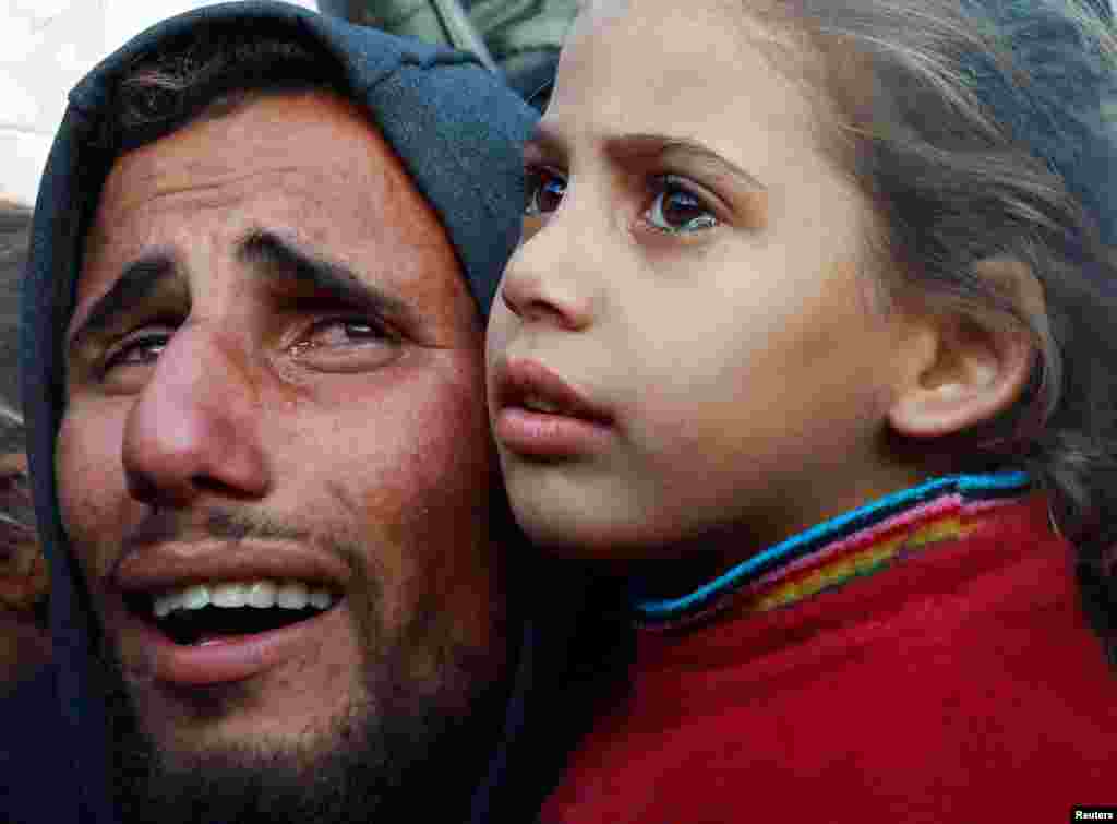 Orang-orang berduka atas tewasnya warga Palestina dalam serangan Israel terhadap rumah sakit Nasser di kota Khan Younis, Jalur Gaza selatan. (Reuters) 