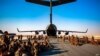 Los infantes de marina asignados a la 24ª Unidad Expedicionaria de la Infantería de Marina esperan un vuelo a Kabul, Afganistán, en la Base Aérea Al Udeied, Qatar, el 17 de agosto del 2021.