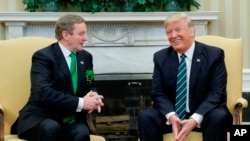 El Presidente Donald Trump se reúne con el Primer Ministro irlandes Enda Kenny en la Oficina Oval de la Casa Blanca en Washington, el jueves 16 de marzo de 2017. 