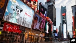 Un oficial de policía camina por una vacía Séptima Avenida en Nueva York, donde unas 10.000 personas están afectadas por el COVID-19, la enfermedad que produce el nuevo coronavirus.