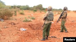 Pasukan keamanan Kenya mengemankankan lokasi ledakan di Garissa, Kenya timur (24/5). Militan al-Shabab membakar sebuah sekolah Rabu (31/5) malam di Kenya Timurlaut.