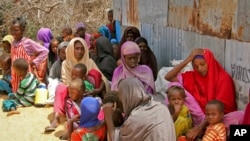 Personnes déplacées, fuyant la sécheresse dans le sud de la Somalie, dans un camp de Mogadiscio, la capitale, le 18 février 2017. 