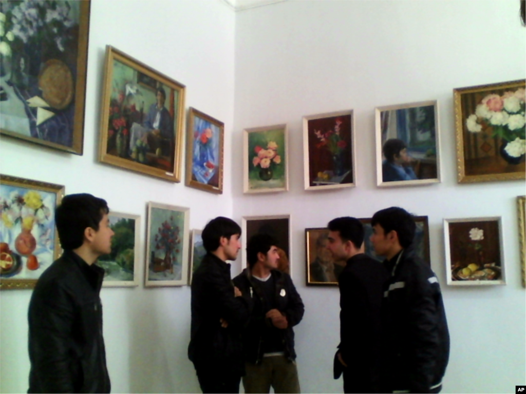 O'zbek rassomi Abdurahmon Ismoilov ijodi bilan tanishayotgan yoshlar