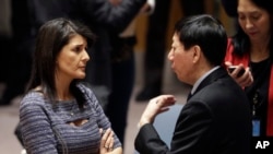 La embajadora de Estados Unidos ante las Naciones Unidas, Nikki Haley, habla con el embajador chino Wu Haitao el 22 de diciembre de 2017 en la sede de las Naciones Unidas en una votación sobre las nuevas sanciones contra Corea del Norte.