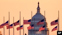 Barisan bendera di depan Gedung Capitol diturunkan menjadi setengah tiang pada 6 Desember 2021, untuk menghormati mendiang mantan pemimpin mayoritas Senat AS, Bob Dole dari Kansas, yang meninggal pada 5 Desember 2021. (Foto: AP/J. David Ake)