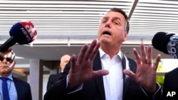 El expresidente brasileño Jair Bolsonaro habla a la prensa en el exterior de su casa en Brasilia el 3 de mayo de 2023.