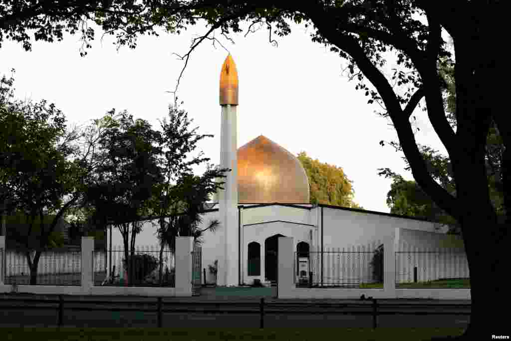 Juma namoziga yig'ilgan jamoatga qarshi uyushtirtilgan ommaviy otishmada 49 kishi halok bo'lgan. Yangi Zelandiya bosh vaziri fojiani mamlakatning "eng qora kunlaridan biri" deb atadi. Ayni damda, hujum ishtirokchilaridan to'rt nafari hibsga olingan. Portlovchi moddalar zararsizlantirilgan. Hujum puxta rejalangan irqchilik jinoyati deb baholanmoqda. 