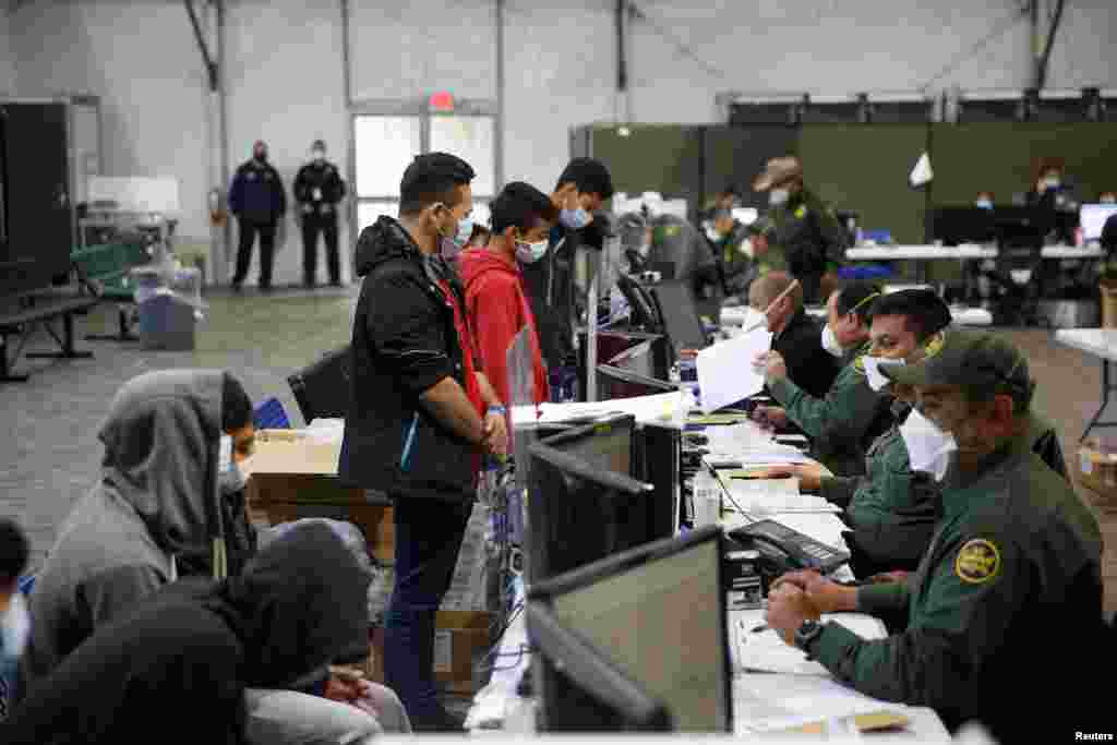 Los menores son documentados por el Departamento de Salud y Servicios Humanos y de ahí, llevados ante un familiar o patrocinador.