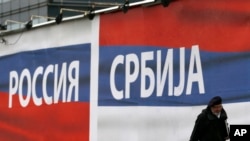 Bilboard sa zastavama Rusije i Srbije (Foto/Darko Vojinović, arhiva)