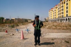 Seorang petugas polisi China di pusat pendidikan kejuruan di Yining di Daerah Otonomi Uighur Xinjiang, China, 4 September 2018. (Foto: Reuters)