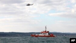 Kapal penjaga pantai Turki dan helikopter mencari korban yang selamat dari perahu migran yang karam di perairan lepas pantai Selat Bosphorus, Turki (Foto: dok). Sepuluh migran dilaporkan tenggelam di Laut Aegea, sabtu (30/1).