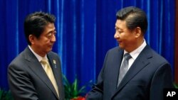 日本首相安倍与中国国家主席习近平(右)