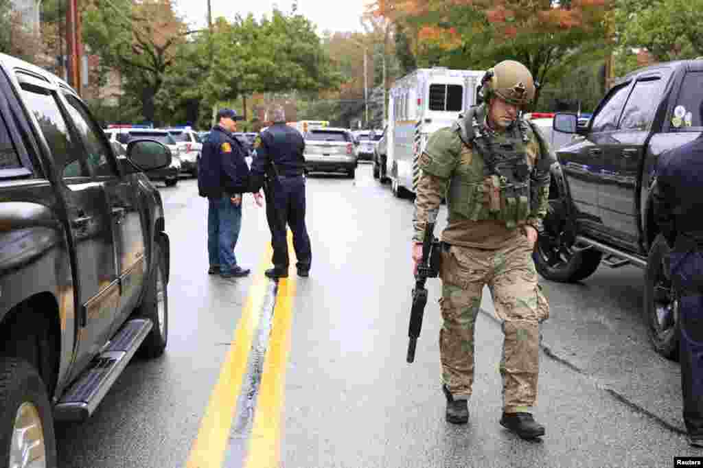 A SWAT police officer and other first responders arrive after a gunman opened fire at the Tree of Life synagogue in Pittsburgh, Pennsylvania, Oct. 27, 2018.