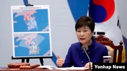 박근혜 한국 대통령이 14일 청와대에서 열린 고고도미사일방어체계, 사드 주한미군 배치 결정과 관련해 국가안전보장회의를 주재하고 있다.