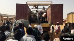 Migrants deported from Algeria gather to retrieve their belongings at the International Organization for Migration transit center in Agadez, Niger, May 6, 2016.