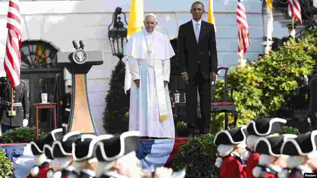 Shugaba Barack Obama Da Fafaroma Francis Na Tsaye Suna Karbar Gaisuwa Daga Dakarun Amurka A Fadar White House, Satumba 23, 2015. 