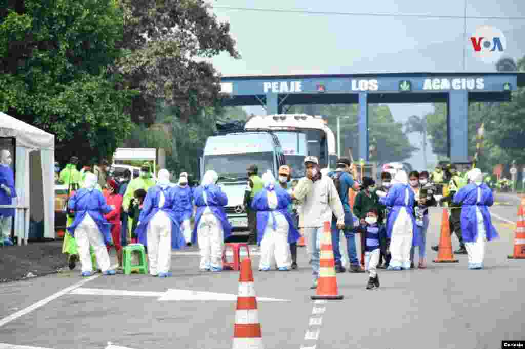 En el municipio de Los Patios, específicamente en el peaje Los Acacios, se adelantaron labores de desinfección y control sanitario a 20 vehículos donde se transportaban los migrantes.