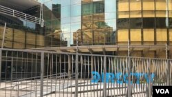 Puertas de la sede de DirecTV en Caracas, Venezuela.