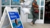 Un comprador pasa frente a un cartel que anuncia contrataciones mientras ingresa a una tienda minorista en Morton Grove, Illinois., el 21 de julio de 2021.