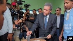 El expresidente Leonel Fernández, candidato presidencial del partido Fuerza Popular, vota durante las elecciones generales en Santo Domingo, República Dominicana, el domingo 19 de mayo de 2024.