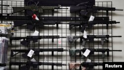 Sejumlah senjata yang dijual untuk umum di Firearms Unknown, toko senjata di Oceanside, California, AS, 12 April 2021. (Foto: REUTERS/Bing Guan)