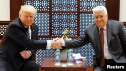 AQSh Prezidenti Donald Tramp (chapda) Falastin rahbari Mahmud Abbos bilan, G'arbiy Sohil, 23-may, 2017-yil.