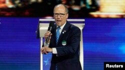 El presidente del Comité Nacional Demócrata, Tom Pérez, pronuncia un discurso en Manchester, New Hampshire, el 7 de febrero de 2020.