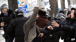哈薩克斯坦警察12月17號拘留示威者