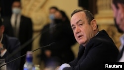 Presidente de Guatemala, Alejandro Giammattei, en una reunión con alcaldes y su gabinete en el Palacio Nacional de la Cultura en la Ciudad de Guatemala, el 1 de diciembre de 2021.