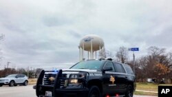 Las autoridades afirman que un hombre aparentemente tomó rehenes el sábado durante los servicios en una sinagoga cerca de Fort Worth, Texas.