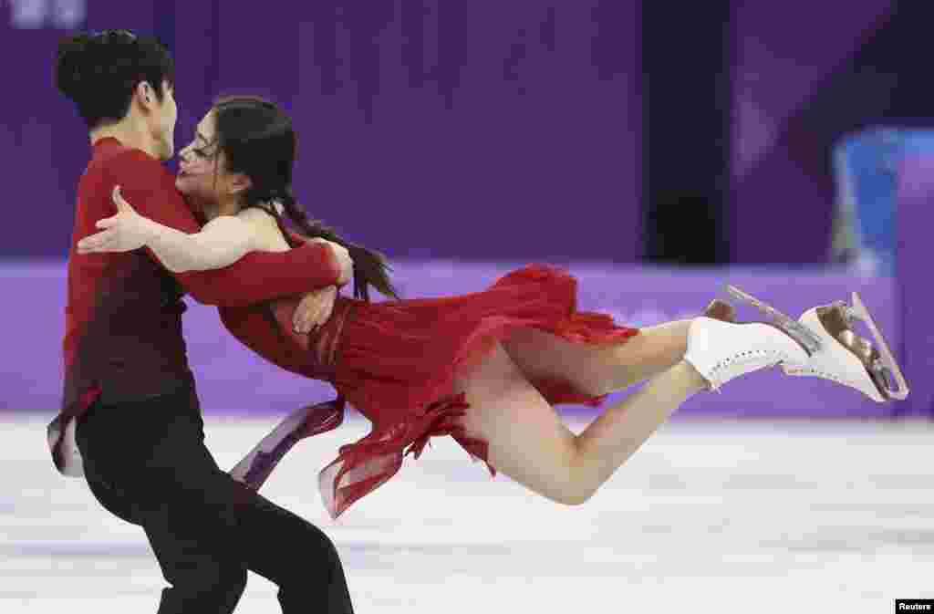 美国的Alex Shibutani和Maia Shibutani兄妹是一对冰舞搭档,在冰舞自由舞比赛中起舞翩翩(2018年2月12日)