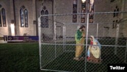 La sagrada familia en una jaula en la Christ Church Cathedral de Indianápolis. La iglesia episcopal protesta por la política de inmigración del gobierno de Donald Trump.