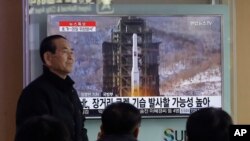 South Koreans watch a TV news program with a file footage about North Korea's rocket launch plans at Seoul Railway Station in Seoul, South Korea, Feb. 3, 2016. 