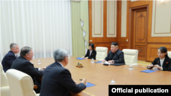 La réunion entre Kim Jong Un et le chef de la diplomatie américain, Mike Pompeo à Pyongyang, le 8 octobre 2018.