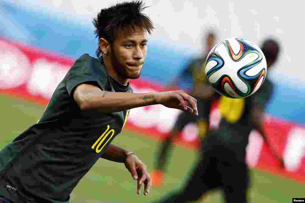 Braziliya terma jamoasi hujumchisi Neymar so'nggi mashg'ulotlarda qatnashmoqda, 11-iyun, 2014-yil.