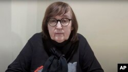 En esta imagen tomada de un video proporcionado por el equipo de Navalny el jueves 22 de febrero de 2024, la madre del líder de la oposición rusa Alexei Navalny, Lyudmila Navalnaya, habla desde la ciudad ártica de Salekhard. 