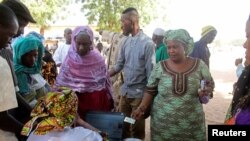 Des votants sont au bureau de vote à Bamako, Mali, le 20 novembre 2016.