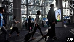 戴著口罩的旅客抵達泰國曼谷的素萬那普國際機場。 （2020年1月24日）