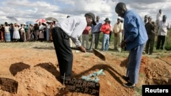 Une famille enterre un proche décédé du choléra dans le cimetière de Harare, au Zimbabwe, le 8 décembre 2008. (Photo d'illustration)