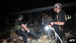 Un oficial de policía y voluntarios sacan un cuerpo de los escombros de un edificio de apartamentos alcanzado por un ataque con misiles rusos en Kharkiv la madrugada del 31 de mayo de 2024, en medio de la invasión rusa en Ucrania. [Foto: Archivo].