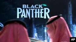 Para pengunjung menunggu penayangan film Black Panther yang di King Abdullah Financial District Teater, bioskop pertama yang resmi beroperasi di Riyadh, Arab Saudi, Rabu, 18 April 2018.
