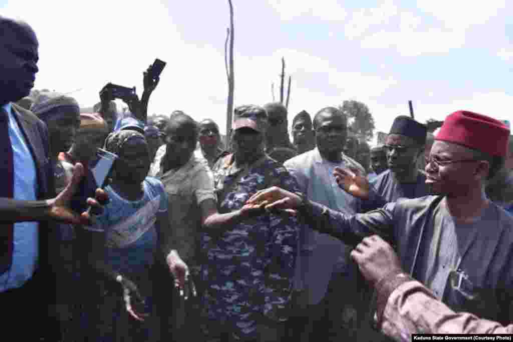  El-Rufai a Birnin Gwari inda ya tabbatar da cewa za su iya kokarinsu domin yin galaba kan 'yan bindiga.
