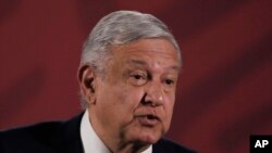ARCHIVO - El presidente mexicano, Andrés Manuel López Obrador, llega a su conferencia de prensa diaria en el palacio presidencial de la Ciudad de México, el 24 de marzo de 2020.
