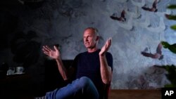 Колишній воротар НХЛ Домінік Гашек під час інтерв’ю Associated Press у Празі, Чеська Республіка, у середу, 28 червня 2023 р. (AP)