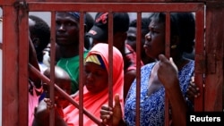 Para perempuan menunggu bantuan makanan menyusul karantina wilayah selama 14 hari untuk mencegah penyebaran virus corona (COVID-19) di Abuja, Nigeria, 3 April 2020. REUTERS/Afollabi Sotunde